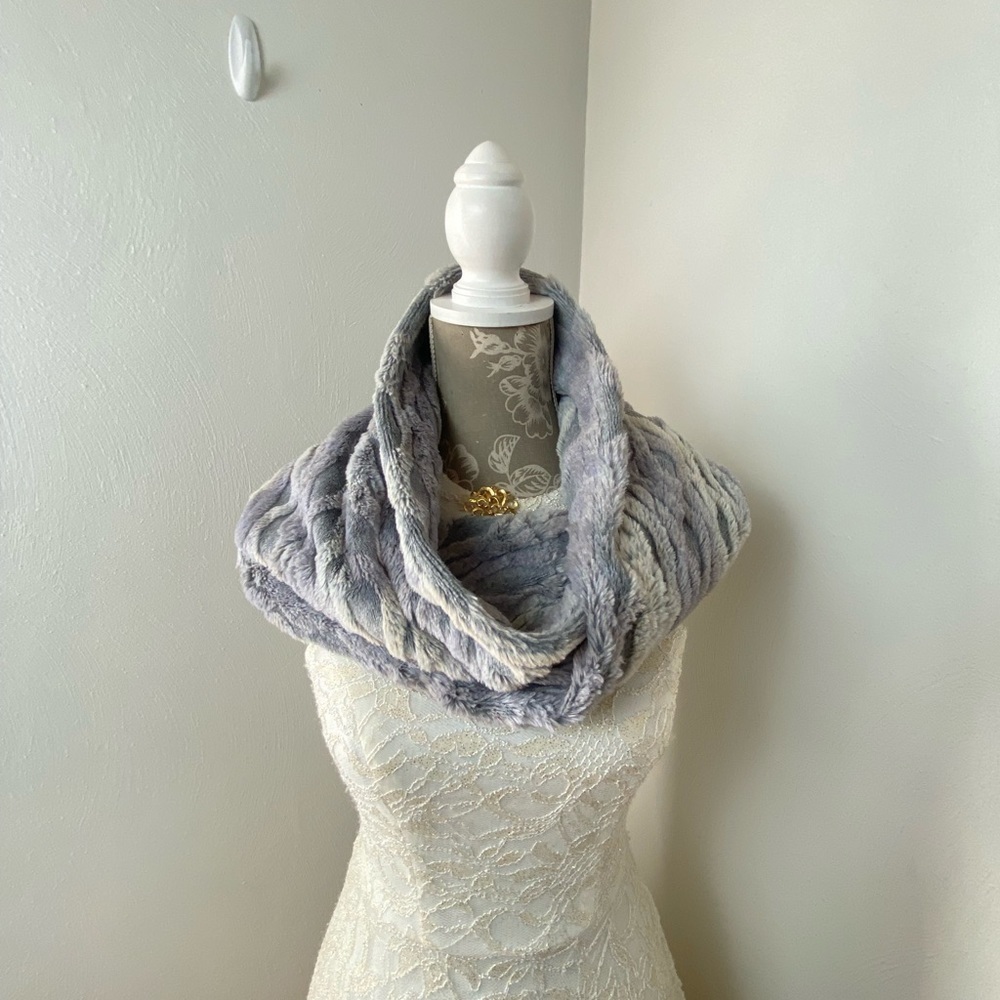 Madison 88 Faux Fur Infinity Winter Scarf. Silver Gray.
